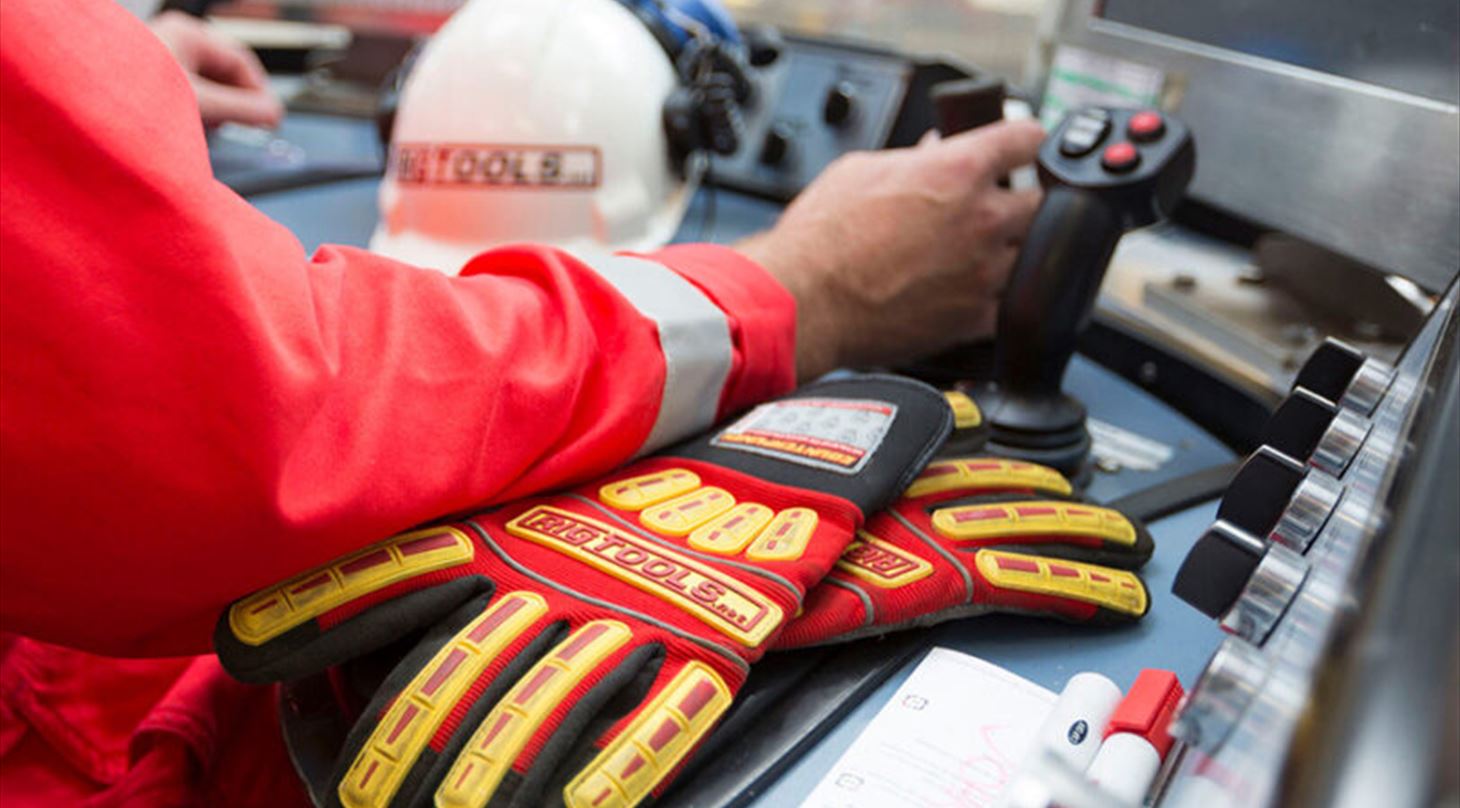 Handsker og arm på arbejdsbord